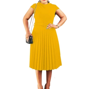 Détails de l'ourlet plissé et de la ceinture sur cette robe d'été de couleur jaune vif