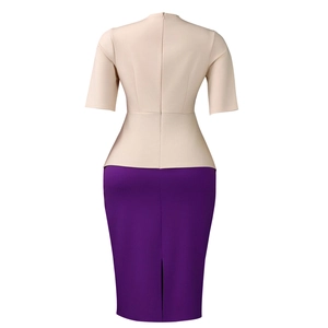 Vue arrière de la robe ajustée beige et violette avec fente discrète au dos