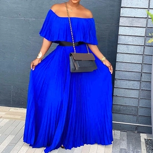 Robe longue plissée bleu roi à épaules dénudées avec volants élastiques et ceinture noire