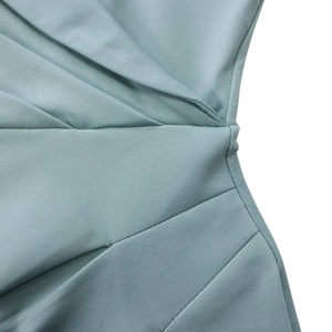 Vue détaillée des plis élégants et de la texture tissée d'une robe crayon à col en V