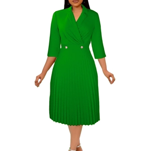 Elegantes grünes Kleid mit klassischem Reverskragen und modischen Faltenrock-Details