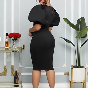 Détail de la robe midi moulante à manches bouffantes avec fermeture boutonnée