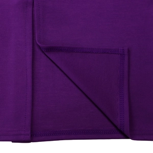Détail de la robe en tricot violette montrant la finition de l'ourlet à double couture