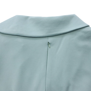 Détail de l'encolure dos avec fermeture éclair invisible assortie sur une robe vert sauge