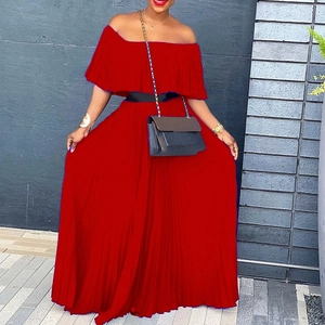 Robe longue plissée rouge élégante à épaules dénudées avec ceinture noire pour l'été