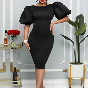 Robe mi-longue noire moulante élégante avec manches bouffantes et coupe ajustée