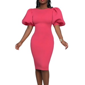 Détail de la robe moulante rose avec des manches bouffantes élégantes et un col rond ajusté