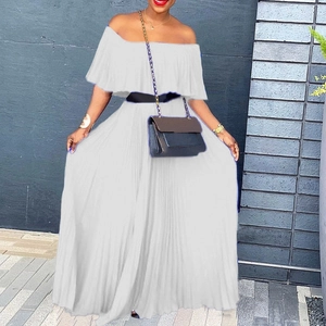 Robe longue plissée blanche élégante avec col Bardot et ceinture noire chic