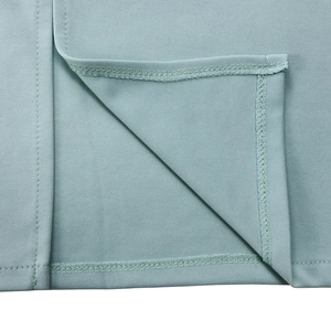 Détail de l'ourlet de la robe crayon bleu gris avec une finition soignée à double couture