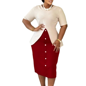 Détail de la jupe crayon bordeaux à taille haute avec boutons blancs et haut à basque
