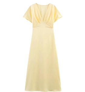 Flach liegendes blassgelbes Satin-Midikleid mit V-Ausschnitt und kurzen Ärmeln