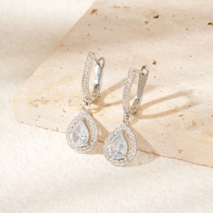 Boucles d'oreilles pendantes argentées en forme de larme avec strass