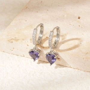 Élégantes boucles d'oreilles créoles argentées avec des cristaux violets en cœur