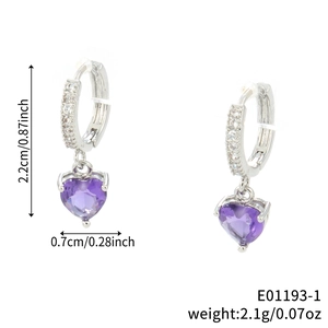 Élégantes boucles d'oreilles cœur argentées avec strass violets et zircones.