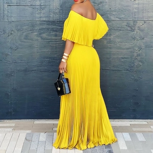 Détail d'une robe maxi plissée jaune élégante avec épaules dénudées et volants étagés
