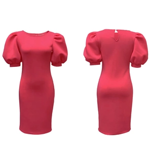 Vue avant et arrière d'une robe moulante rose fuchsia avec manches bouffantes et dos nu