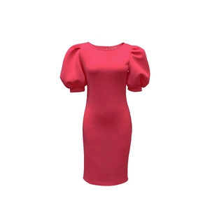 Détail de la robe rose fuchsia à manches bouffantes, tissu texturé et coupe ajustée