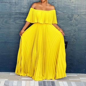 Détail d'une élégante robe maxi jaune à épaules dénudées avec encolure à volants plissés