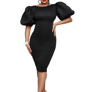 Robe midi noire moulante à manches bouffantes et silhouette ajustée pour soirée élégante