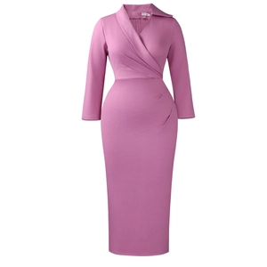Détail de la robe rose à col en V avec des plis élégants à la taille et une coupe crayon