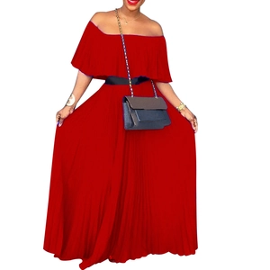 Détail d'une robe plissée rouge à épaules dénudées avec col à volants et ceinture noire