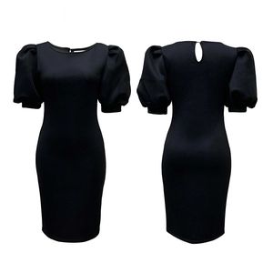 Détails avant et arrière d'une robe noire ajustée avec manches bouffantes et dos ouvert