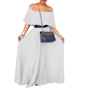 Détail d'une robe maxi plissée blanche à épaules dénudées avec décolleté à volants