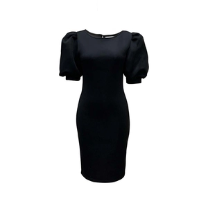Détails des manches bouffantes et coupe ajustée de cette robe fourreau noire chic