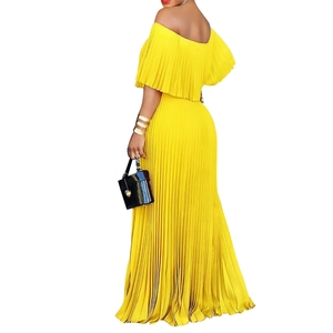 Détail de la robe maxi plissée jaune à épaules dénudées montrant les couches de volants