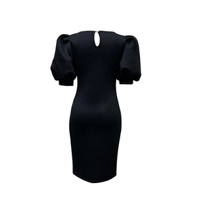 Détail de la vue arrière avec manches bouffantes et fermeture goutte sur la robe noire