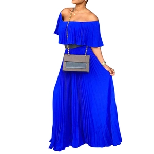 Détail de la robe longue plissée bleu roi à épaules dénudées avec décolleté à volants et ceinture