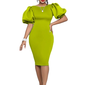 Détail de la robe moulante vert citron avec manches bouffantes élégantes et tissu texturé