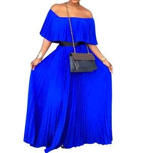 Détail de la robe maxi plissée bleu roi à épaules dénudées avec une ceinture noire