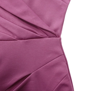 Détail de la robe crayon rose montrant les couches plissées et les coutures fines