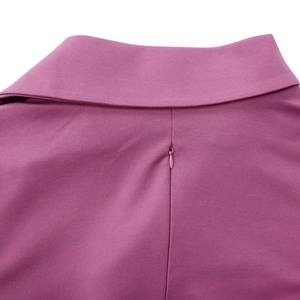 Détail de la fermeture éclair invisible et du col sur cette robe violette à col en V
