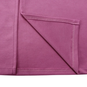 Gros plan sur les coutures à double aiguille et la texture du tissu d'une robe mauve foncé