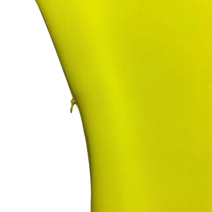 Gros plan détaillé de la robe jaune fluo montrant une fermeture éclair invisible de qualité