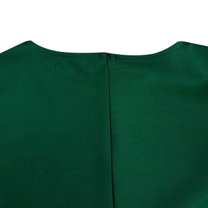 Dettaglio della cerniera invisibile sul retro del vestito verde scuro con trama fitta