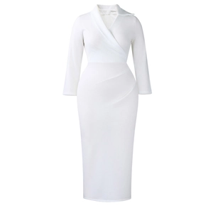 Détail de l'élégant col en V croisé et des fronces de cette robe mi-longue blanche