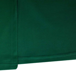 Dettaglio ravvicinato della cucitura a doppio ago e della trama in maglia verde