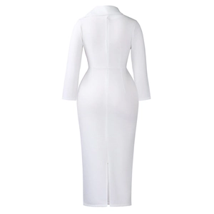 Détail de la robe crayon blanche avec fermeture éclair au dos et fente centrale au bas