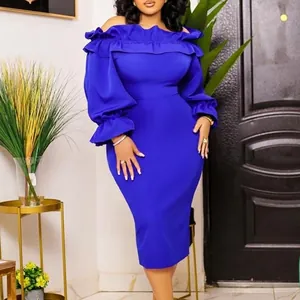 Robe moulante bleu roi à épaules dénudées avec col à volants et manches lanternes