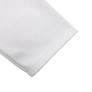 Gros plan de la double couture sur l'ourlet en tissu blanc d'une robe crayon
