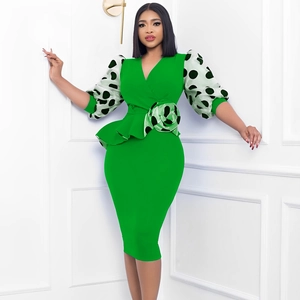 Robe crayon verte élégante à col en V avec manches bouffantes en tulle à pois et fleur 3D