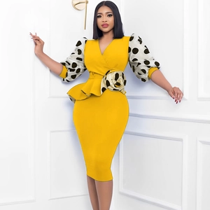 Robe crayon jaune élégante avec col en V, manches bouffantes à pois et ourlet à volants