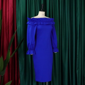 Détail de la robe bleu roi à épaules dénudées avec volants et manches longues