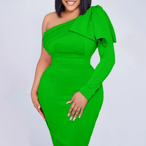 Détail d'une robe asymétrique vert clair avec un grand nœud à volants et manche longue