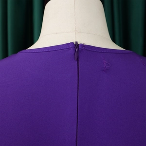 Dettaglio dello scollo posteriore di un abito viola con cerniera invisibile in tinta unita