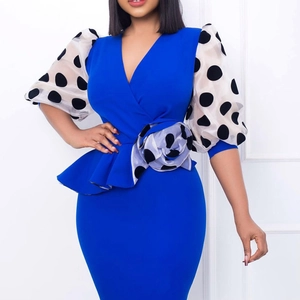 Détail de la robe crayon bleu roi avec manches bouffantes à pois blancs et fleur en relief