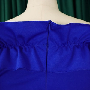Détail de la robe bleu roi à épaules dénudées avec tissu texturé et zip invisible au dos